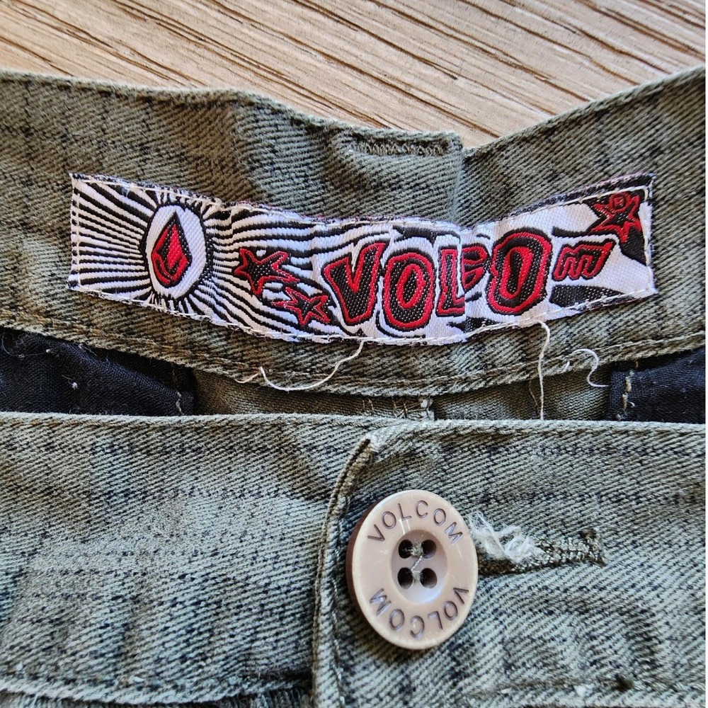 Vtg Volcom Skate Shorts Grid Embroidered Logo Y2K streetwear Skatercore cargo - Picture 3 of 11